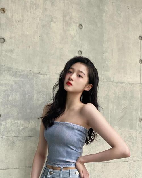 今年流行"渣女"风搭配,关晓彤穿吊带,杨采钰穿衬衫,美丽动人