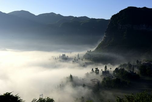 峰岩地处黔北高原大娄山脉桐梓境内,这里可以看日出的云海.