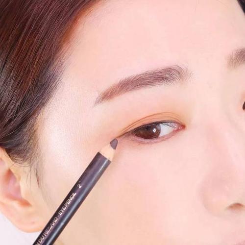 这里使用的是ysl眼线眼影双头笔.
