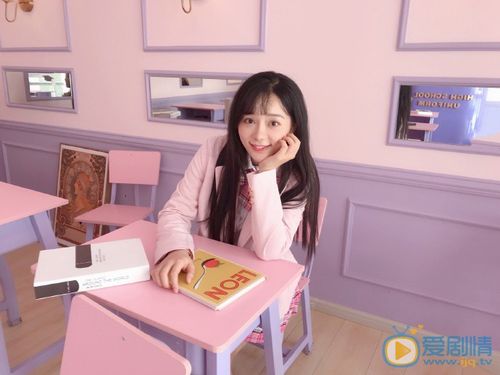 长相甜美的冷檬是一名新生代演员,私底下的她热爱生活,喜欢街拍,是个