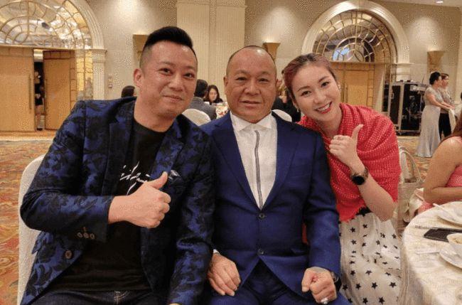 而吴志雄跟妻子结婚多年,如今女儿也已经出嫁,一家人的生活都还是