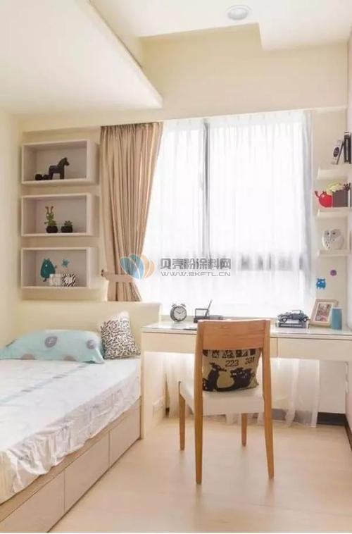 同样是利用墙角的空间,直接把书架装在窗户旁边,柜子与窗户是一体