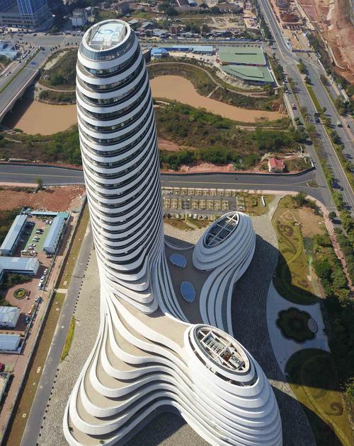 人们大都会想到南宁国际会展中心,青山大桥,地王大厦,广西体育中心