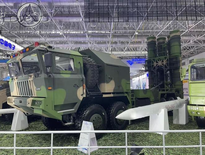 △红旗-9be导弹和装载它的导弹发射车(总台央广记者江晓晨 摄)