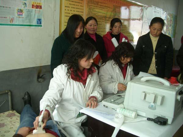 靖边报讯 近日,靖边县杨桥畔镇沙石峁村育龄妇女在村委会接受"三