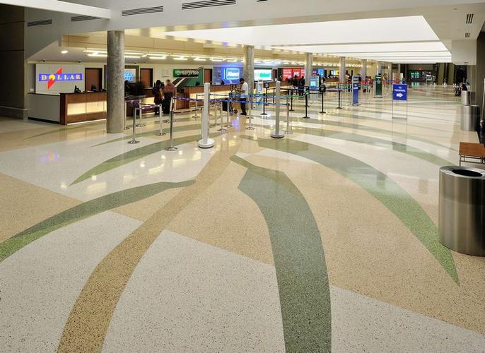 最多的就是地下车库那种不同颜色并且看着很干净的地面,在商场,机场