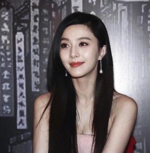 范冰冰的颅顶直发时不高,但却很容易营造出一种艺术的氛围感.