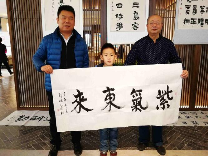 中国书画家协会副会长刘德芳精心为朋友们创作书法作品并留影