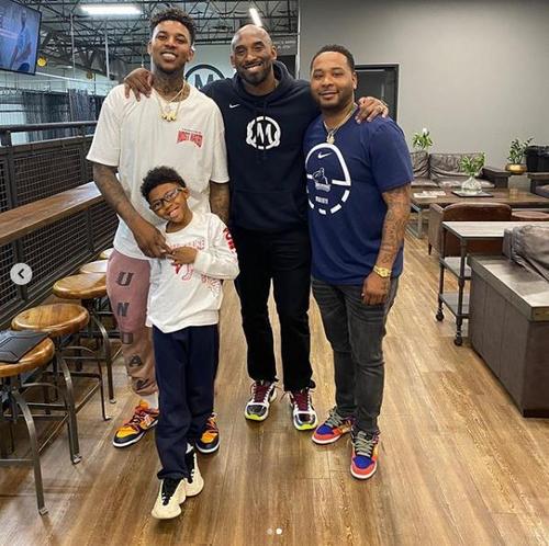 4个赛季的湖人老队友相遇 尼克杨晒与科比偶遇合照