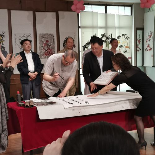 盐城文联书画院院长书法家王鸿儒先生当场挥毫泼墨,将何玲龙先生诗作