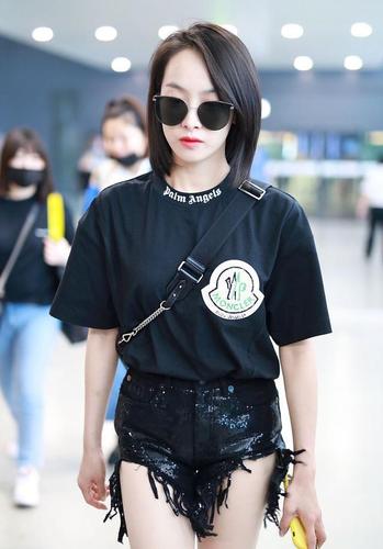 宋茜撕边黑色热裤大秀美腿,全黑look白到发光