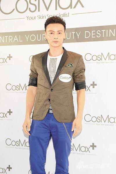 张晋40岁生日太太蔡少芬送项链大女儿献吻