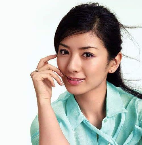 便以离婚的闹剧而告终,离婚的理由是两人性格不合,黄奕坦言当时感情