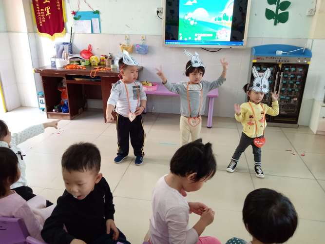 学习倾听了解小白兔的习性,活泼可爱的模仿.