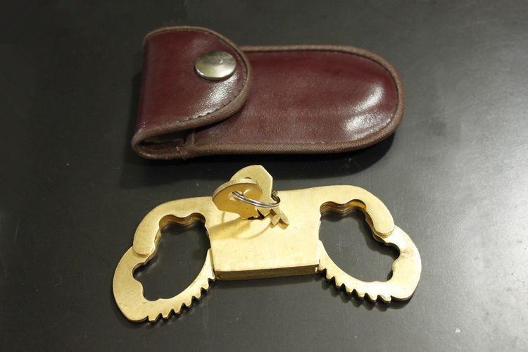 拇指铐的内容简介