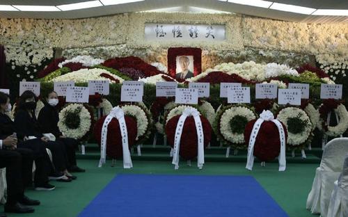 赌王何鸿燊丧礼,多位明星到场吊唁,人手一本含有遗像说明书