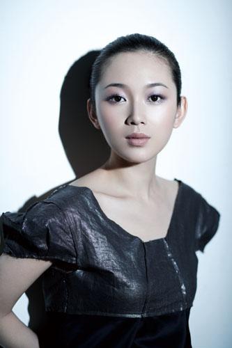 章雯淇写真肌肤幼滑 黑色低调勾勒完美线条