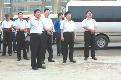 市长吉炳伟(右一),市委副书记,组织部部长侯红(右三)在开封县委书记