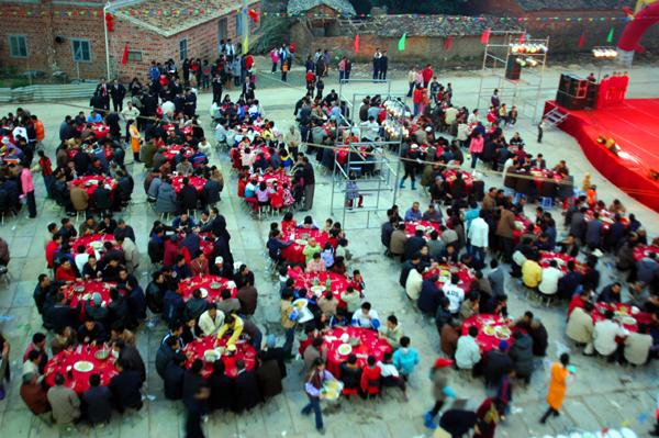 看吧这就是我们家乡的年例啦,热闹吧?