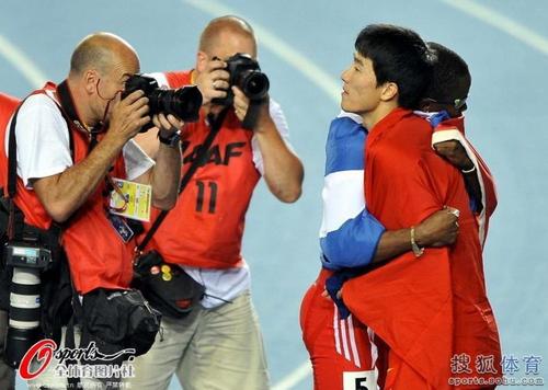 高清-罗伯斯手臂打到刘翔 飞人最后一栏受影响