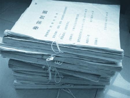 刘烈勇涉黑团伙厚厚的案件卷宗
