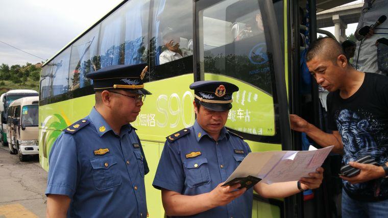内蒙古呼和浩特市回民区运管局突击大检查 3辆问题旅游车现形_天星