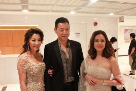 他是硬汉张丰毅,近期和妻子合照遭曝光,妻子依旧魅力