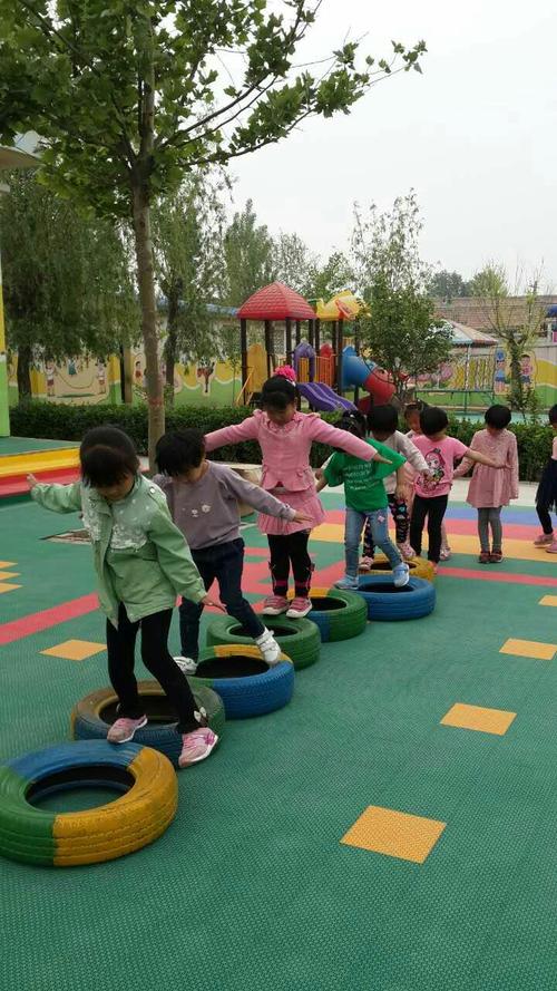 轮胎的多种玩法:走轮胎,跳轮胎,滚轮胎,拉轮胎……孩子们与轮胎玩得不