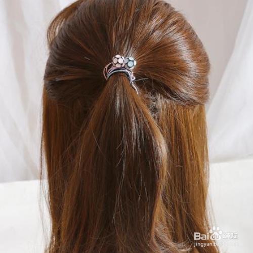 将斜刘海从耳下简单的拉至头后,斜梳的秀发有着很秀气的感觉,秀发盘