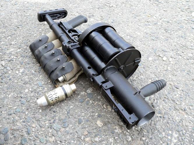 比如国产lg4转轮榴弹发射器重6公斤,带40发榴弹就是10公斤,背16