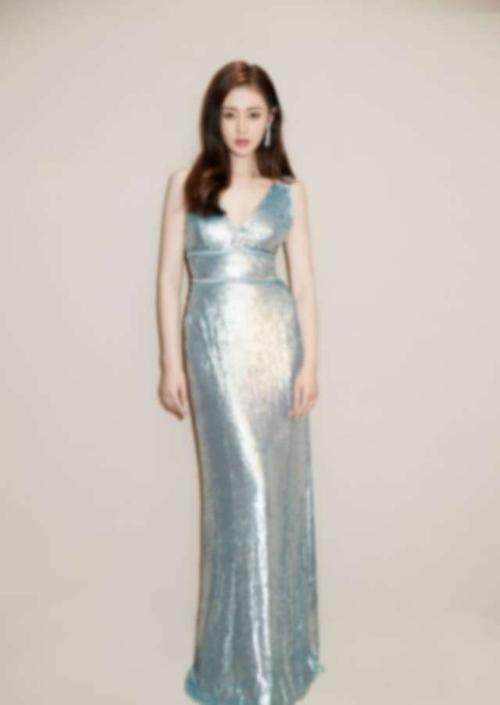 张天爱真会穿,银色亮片裙配5厘米宽腰带,长腿小蛮腰吸