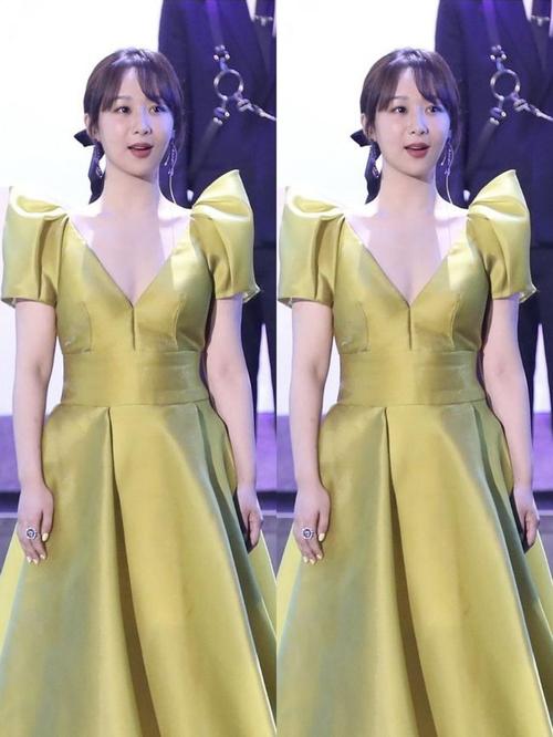 杨紫这身材挺有味道的,虽然不胖但挺有"肉",穿礼裙曲线真好