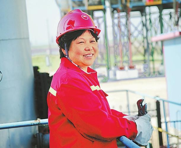 输12束滨霞辽河油田欢喜岭采油厂采油工,拥有中华技能大奖,中国十大