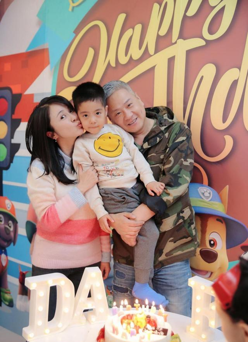 连奕名39岁老婆带娃现身医院,穿着宽松被疑怀二胎,未见老公陪伴