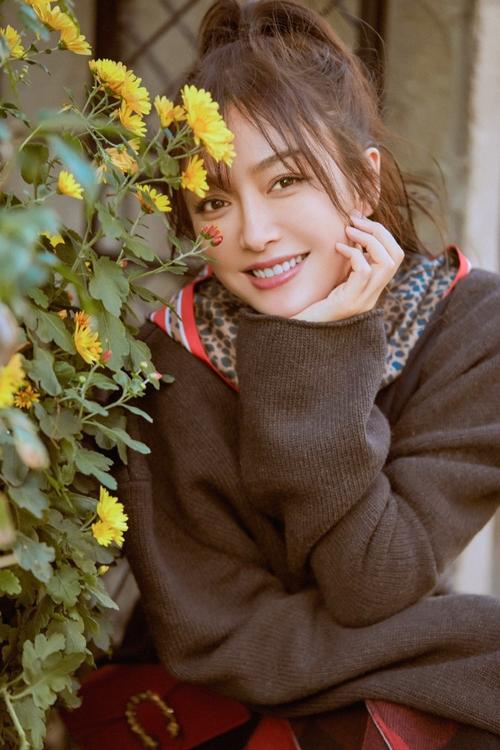 秦岚针织衫格子裙嫩成初中生,配6300的包,少女感一下就飙了