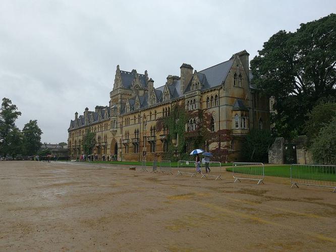 创立于公元1525年的圣基督教会学院(christ church college)是牛津