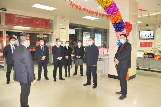 门峡市农信办党组书记卢迪一行看望慰问陕州农商银行干部员工