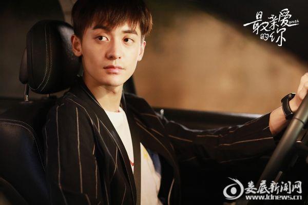 虞书欣,赵志伟主演的青春片《最亲爱的你》正在热播中,剧中赵志伟饰演