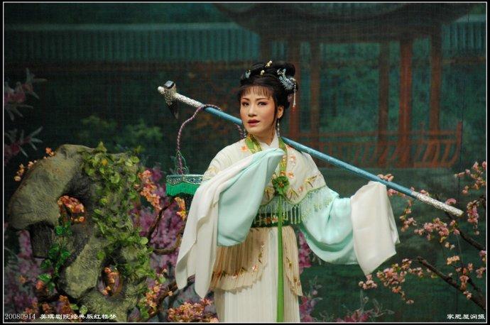 晚上的明星版《红楼梦》演出中,王志萍不但演出了"黛玉葬花"一场,还在