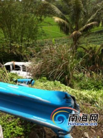 海南东线高速公路三亚往海口方向的黄竹路段发生一起车祸,一辆全顺牌