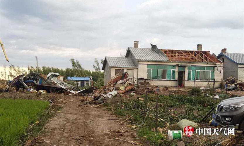 突发!黑龙江绥化惊现龙卷风 房屋被刮飞(图)