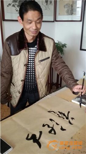 首页 媒体关注 > 正文 中国残疾左笔书法第一人徐保新          知青