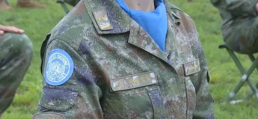 出征现场,维和官兵身着19式丛林迷彩夏通用作战服,以崭新面貌踏上维和