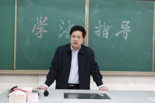 和平中学黄校长县理科状元和学生探讨学习方法