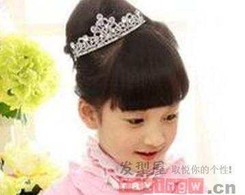 岁的女孩正是花儿一样的年纪,非常的惹人喜欢,给孩子扎一款好看的发型