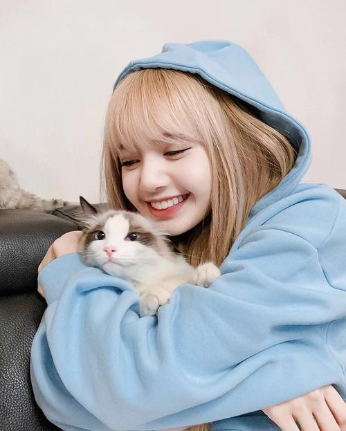 看看lisa的神仙颜值