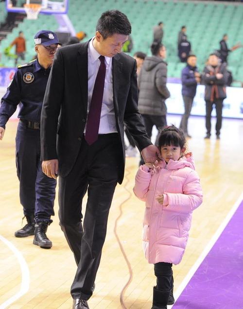 郭士强赛后携爱女离场