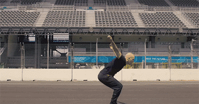 作死新境界,尝试用后空翻躲开飞驰的f1赛车