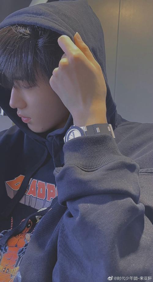 宋亚轩:再见啦十月7715 这组照片过分帅气了吧,氛围感光影大片!