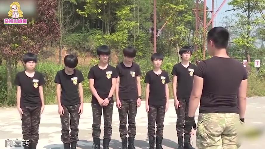 张真源"提裤子"名场面,队友集体搞笑模仿,真是永不过时的梗!